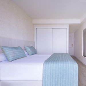 Zimmer mit Kingsize-Bett